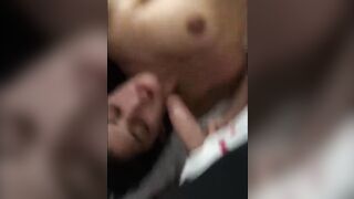 Succhia il cazzo al fidanzato cornuto mentre il bull se la incula