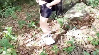 Coppietta di amanti fa sesso in camporella durante una gita primaverile