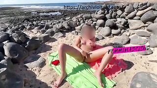 Autoerotismo per turista troia tra gli scogli di una località di mare