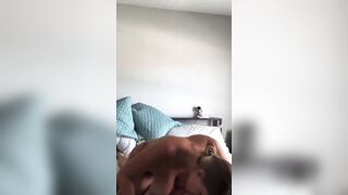 Bionda tettona cavalca infoiata il suo maschione