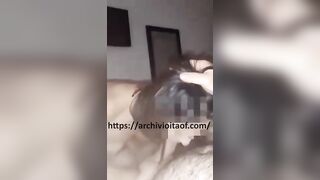 Prostituta a casa di clienti soddisfa di bocca 3 cazzi duri