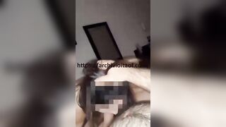 Prostituta a casa di clienti soddisfa di bocca 3 cazzi duri