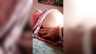 carezze delicate al sedere di mia moglie