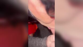 Succhia un cazzo e lo fa sborrare