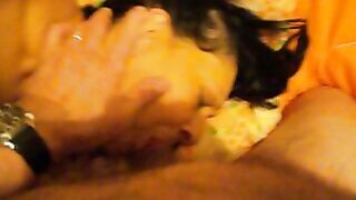 Gode molto se la spio di nascosto