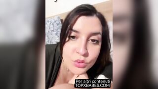 Porcona italiana lecca il culo al fdanzato e gli racconta di quanto gli piaccia farlo