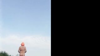 Pamela fa uno strip in strada