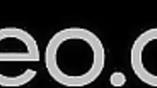 Pamela fa uno strip in strada