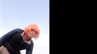 Pamela fa uno strip in strada