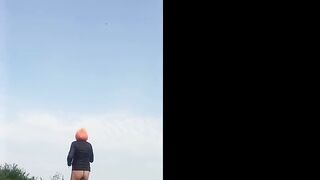 Pamela fa uno strip in strada