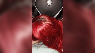 Giovane fidanzata succhia il cazzo in auto