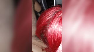 Giovane fidanzata succhia il cazzo in auto