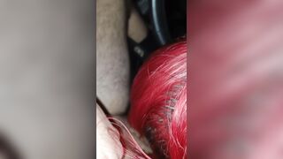 Giovane fidanzata succhia il cazzo in auto