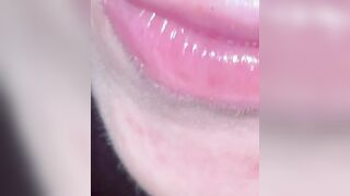 Mi faccio riempire la bocca e ingoio la sborra