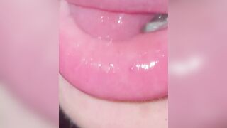 Mi faccio riempire la bocca e ingoio la sborra