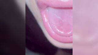 Anteprima del video: Mi faccio riempire la bocca e ingoio la sborra