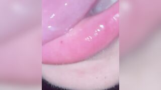 Mi faccio riempire la bocca e ingoio la sborra