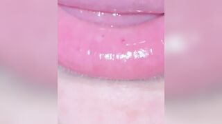 Mi faccio riempire la bocca e ingoio la sborra