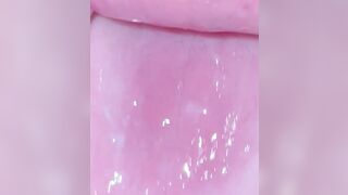 Mi faccio riempire la bocca e ingoio la sborra