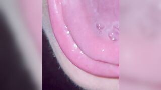 Mi faccio riempire la bocca e ingoio la sborra