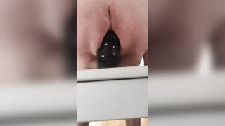 Mi diverto da solo con il mio super dildo