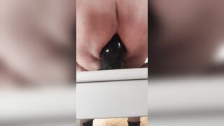 Mi diverto da solo con il mio super dildo