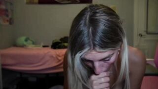 La mia coinquilina del college, una vera troia, ha provato a fare sesso davanti a me.