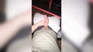 Giovane ragazzo si sega con il suo cazzo grosso