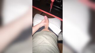 Giovane ragazzo si sega con il suo cazzo grosso