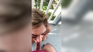 Trans sul balcone spompina il cazzo al suo amante