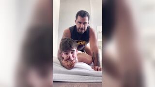 Ragazzo passivo giovane sfondato in culo dal daddy mascolino