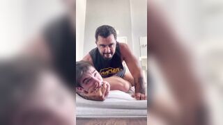 Ragazzo passivo giovane sfondato in culo dal daddy mascolino