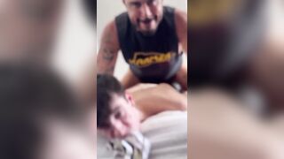 Ragazzo passivo giovane sfondato in culo dal daddy mascolino