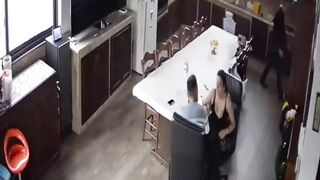 Telecamera di sorveglianza di casa filma quando arriva il bull