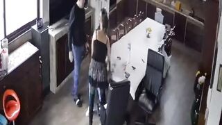 Telecamera di sorveglianza di casa filma quando arriva il bull