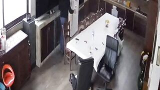Telecamera di sorveglianza di casa filma quando arriva il bull