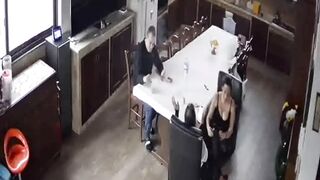 Telecamera di sorveglianza di casa filma quando arriva il bull