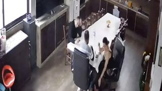 Telecamera di sorveglianza di casa filma quando arriva il bull