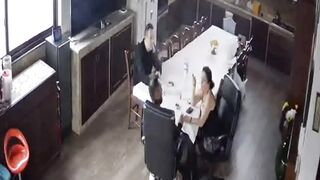 Telecamera di sorveglianza di casa filma quando arriva il bull