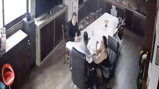 Telecamera di sorveglianza di casa filma quando arriva il bull