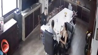 Telecamera di sorveglianza di casa filma quando arriva il bull