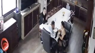 Anteprima del video: Telecamera di sorveglianza di casa filma quando arriva il bull