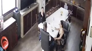 Telecamera di sorveglianza di casa filma quando arriva il bull