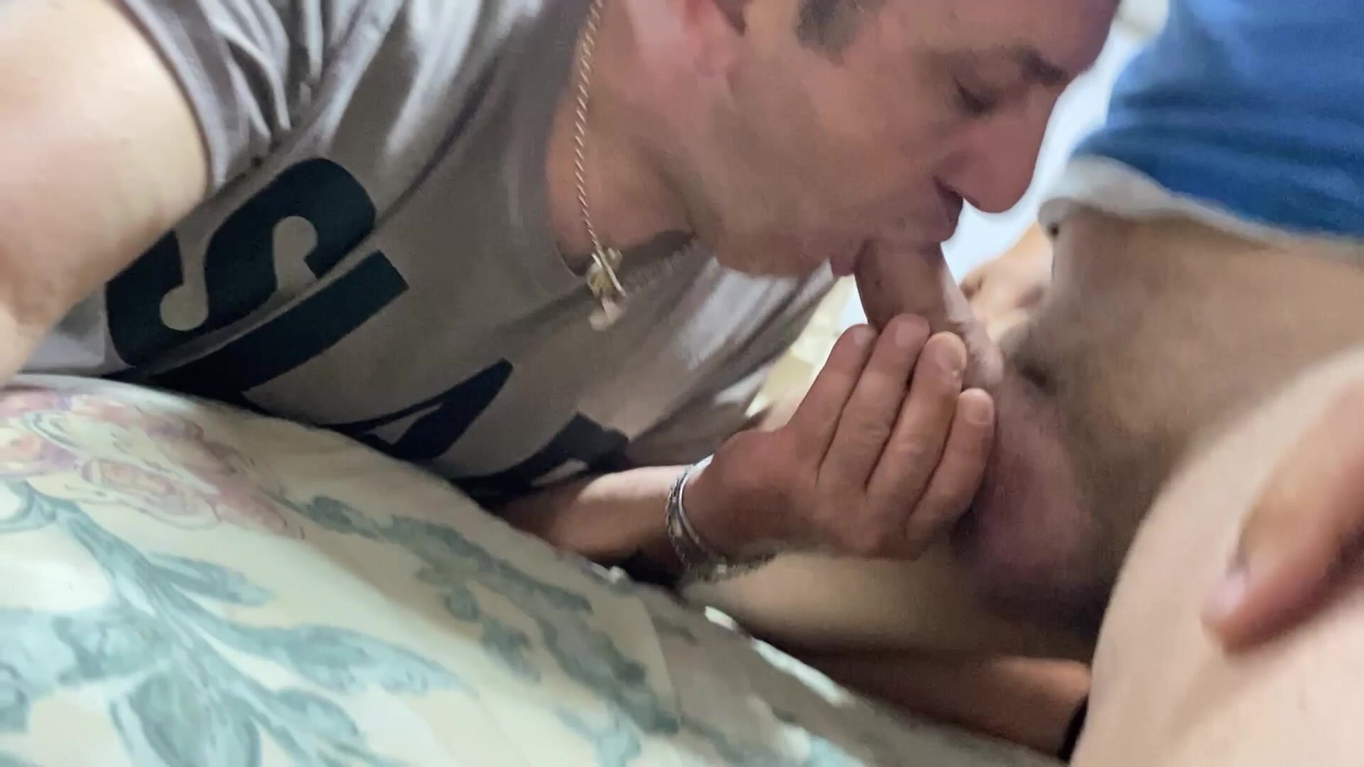 Faccio incontrare mio marito con un bull con cui ho chattato e guardate un pò