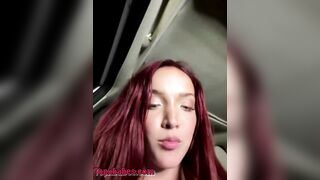 Ragazza dai capelli rossi viene scopata in macchina