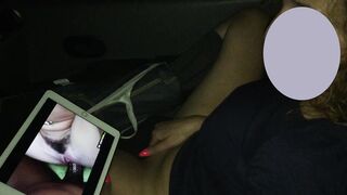 Mi masturbo di sera in macchina aspettando qualche guardone