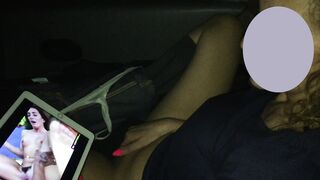 Mi masturbo di sera in macchina aspettando qualche guardone