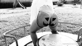 Twerka nel suo giardino di casa dipinta da zucca di halloween