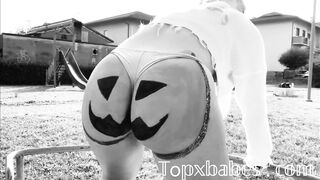 Twerka nel suo giardino di casa dipinta da zucca di halloween