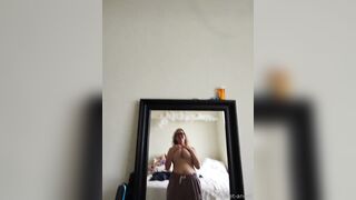Milf bionda fa vedere le sue enormi tette davanti allo specchio